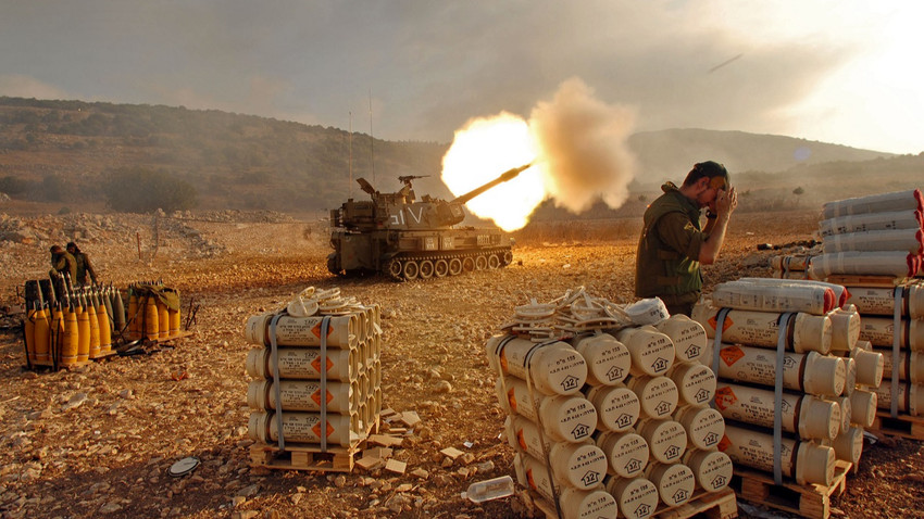 Bir İsrail topçu birliği 29 Temmuz 2006'da Hizbullah'la çatışmalar sırasında İsrail'in kuzeyindeki cephe hattında ateş ediyor (Fotoğraf: Lynsey Addario/The New York Times)