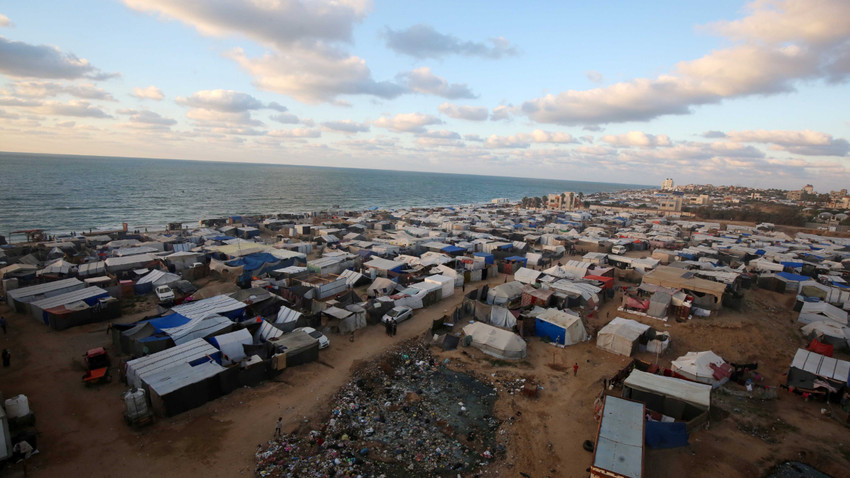 Yerlerinden edilmiş Filistinliler, Gazze Şeridi'nin merkezindeki El-Zawaida'nın batısındaki sahilde kamp kurdu (5 Ekim 2024)