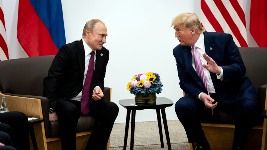 Donald Trump ABD başkanıyken 28 Haziran 2019'da G20 Zirvesi'nde Rusya Devlet Başkanı Vladimir Putin ile görüşürken (Erin Schaff/The New York Times)