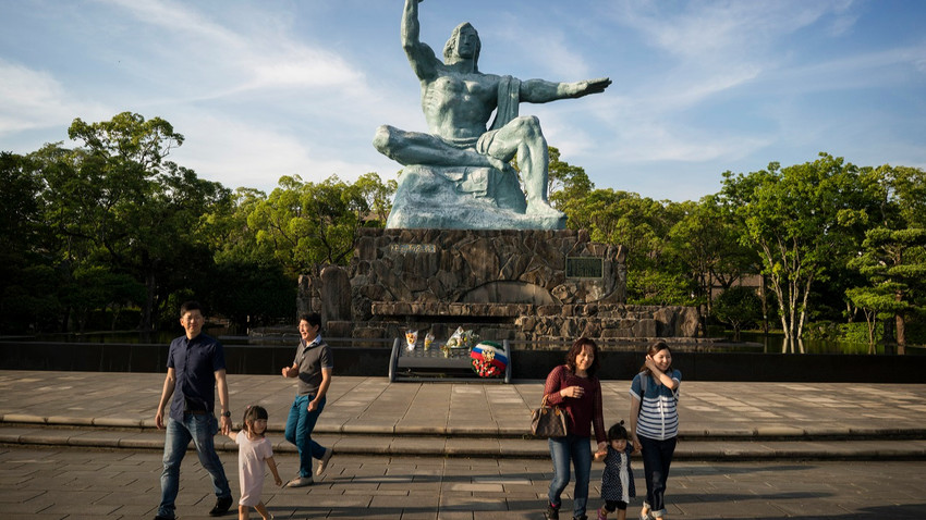 Nagasaki Barış Parkı'nda yer alan ve kente atom bombası atılmasının anısına dikilen Barış Heykeli (Fotoğraf: Adam Dean/The New York Times)