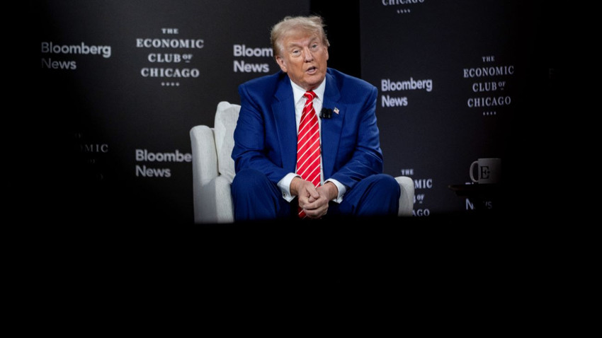 Donald Trump, 15 Ekim 2024 Salı günü Chicago'daki Chicago Ekonomi Kulübü'nde Bloomberg Baş Editörü John Micklethwait ile yaptığı röportaj sırasında (Jim Vondruska/The New York Times)