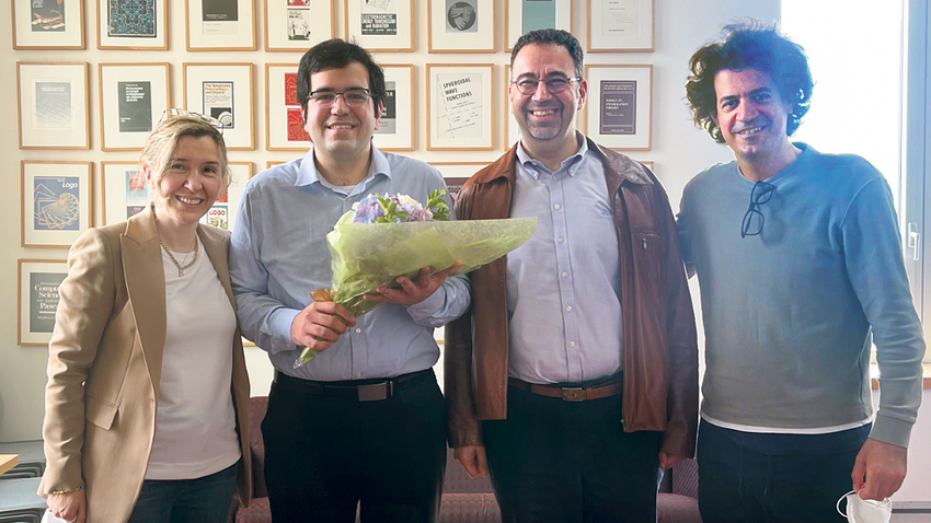 Daron Acemoğlu’nun eşi Prof. Asu Özdağlar da MIT’de elektrik mühendisliği ve bilgisayar bilimleri bölüm başkanı. Bu fotoğrafta Özdağlar’ın tez danışmanı, Acemoğlu’nun da mentörü olduğu bir öğrenciyle poz veriyorlar.