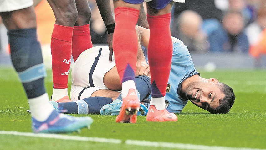 Manchester City’nin İspanyol yıldızı Rodri, maç yoğunluğundan şikayet ettikten sadece birkaç gün sonra sakatlanarak sezonu kapattı (Martin Rickett / Getty Images)