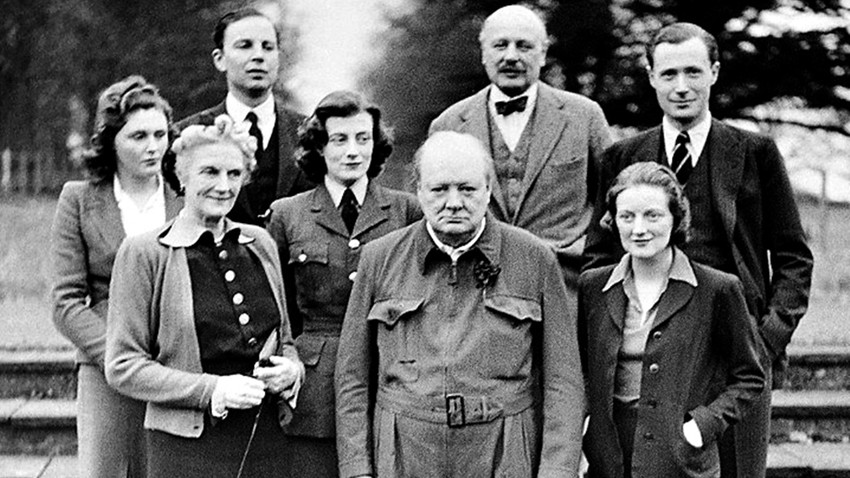 Churchill’in tek oğlu Randolph, eşinin “yatak sohbetlerini” öğrendiğinde, suç ortaklığı yaptıkları için anne ve babasını azarlamış.