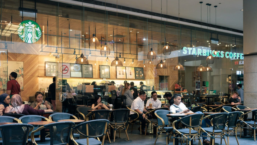 Starbucks ofise geri dönmeyen personelini işten atmakla tehdit ediyor