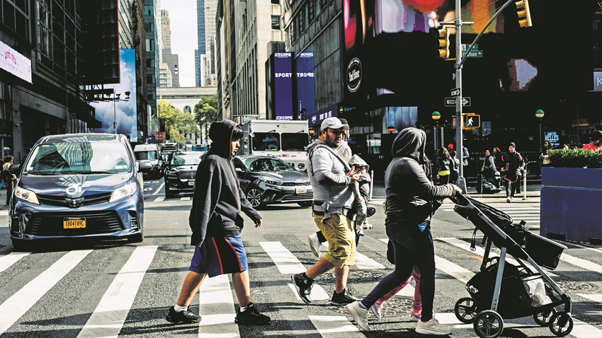 Manhattan’da yaya geçidi kullanan yayalar. (Fotoğraf: Mark Abramson/The New York Times)