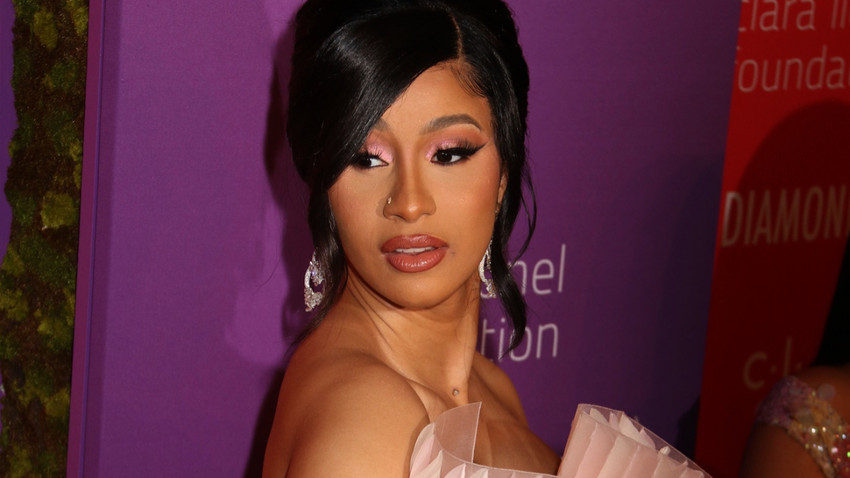 Cardi B'den Musk'ın kukla eleştirisine tepki: Bana bakmak için çalışmak zorunda kalan göçmen ailenin kızıyım