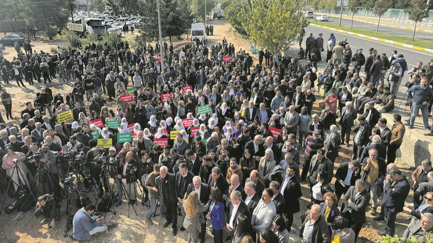 Dem Parti grup toplantısını kayyum atanan Mardin Büyükşehir Belediyesi binasının karşısında yaptı.