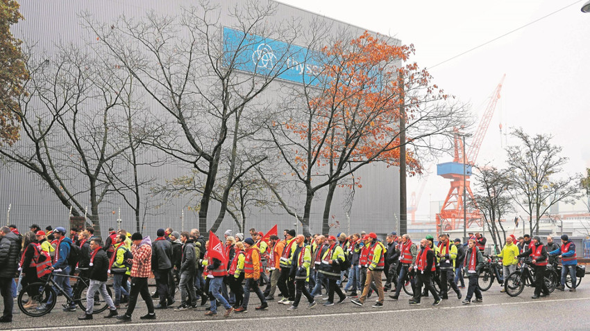 Almanya’nın liman kenti Kiel’deki ThyssenKrupp Marine Systems fabrikası önünde grev çağrısı yapan IG Metall sendikası üyeleri. Fotoğraf: Getty Images