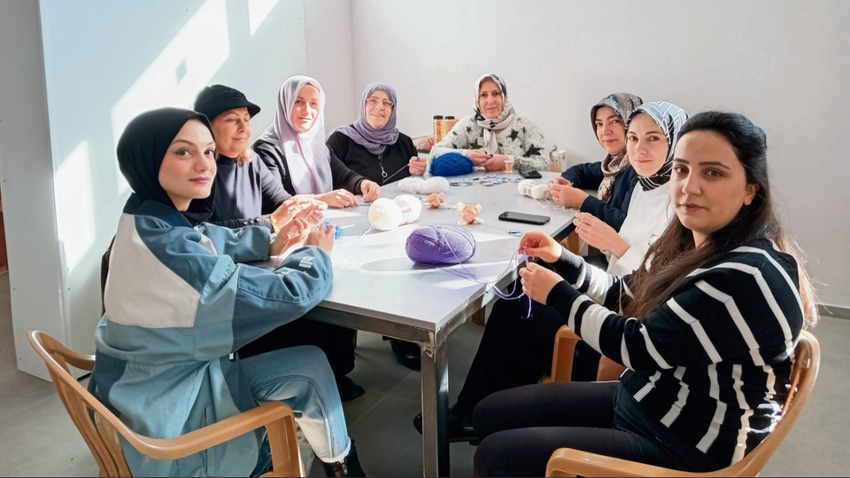 Hüsame Köklü Kadın Eğitim Merkezi'nde Bayburtlu kadınlar el emeklerini geliştirip yeni tasarımlar üretmeye başladı.