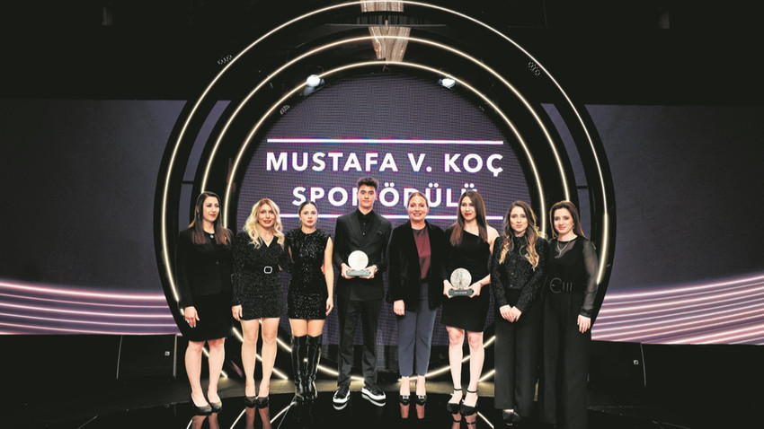 Mustafa V. Koç Spor Ödülü Jüri Başkanı Caroline N. Koç (sağdan dördüncü), ödül alan Golbol Milli Takımı’nın kaptanı Sevda Altunoluk (sağdan üçüncü) ve takım arkadaşları ile Kuzey Tunçelli.