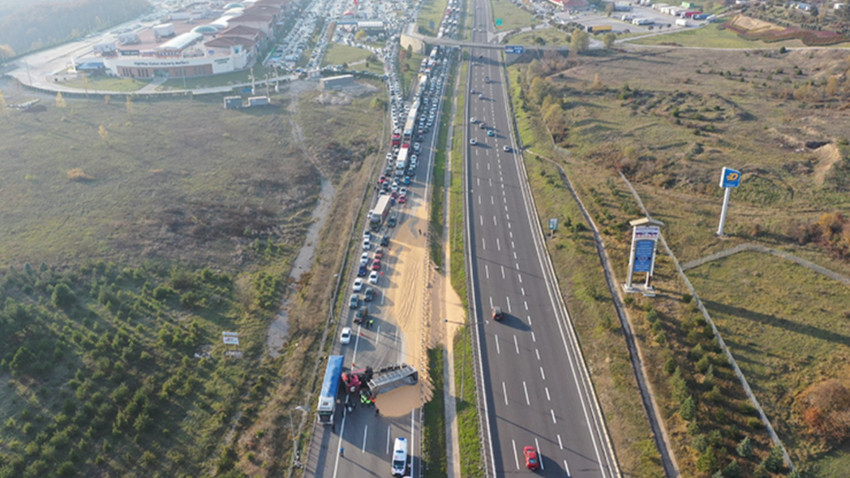 Anadolu Otoyolu Bolu kesiminde tır devrildi, trafik felç oldu