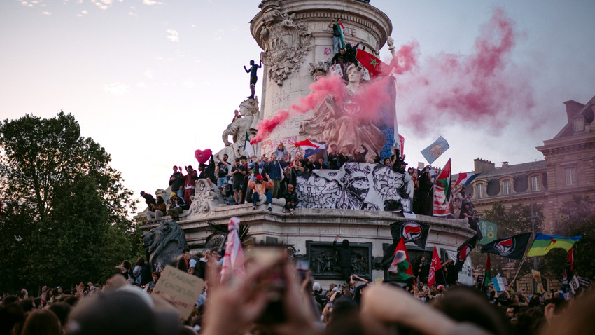 Fransa'daki yasama seçimlerinin ikinci turunun sonuçlarını Paris'teki Place de la Republic'te kutlayan insanlar.7 Temmuz 2024. (Dmitry Kostyukov/The New York Times)