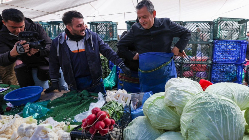 Özgür Özel'den pazarcı esnafına ziyaret: Önlük taktı, satış yaptı