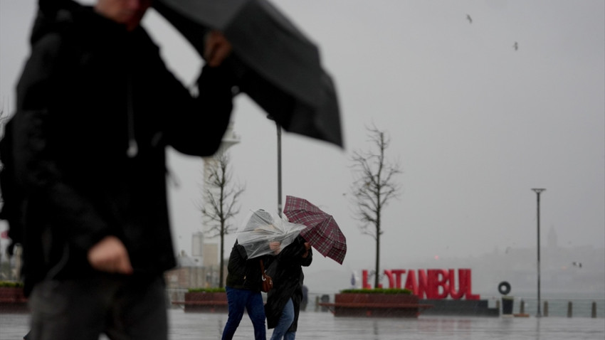 AKOM'dan İstanbul'daki yağışlı ve fırtınalı havaya ilişkin açıklama: 48 ağaç devrildi 6 çatı uçtu