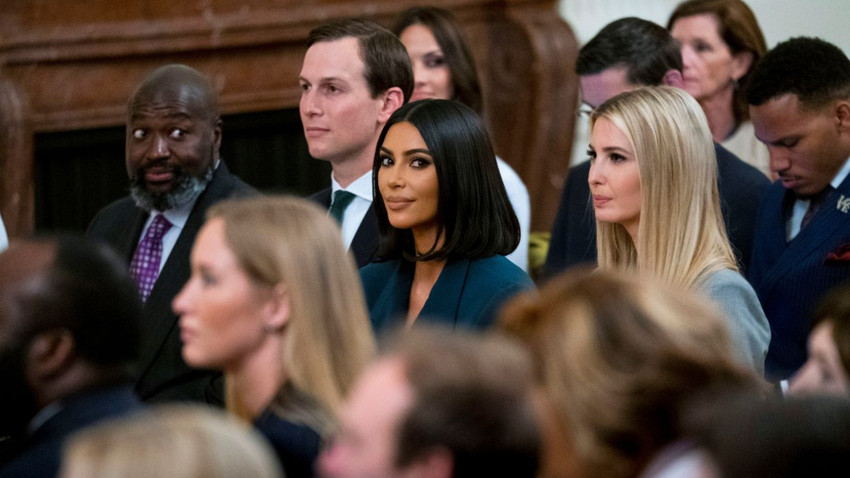 Kim Kardashian, 13 Haziran 2024'te Başkanı Donald Trump'ın ceza adaleti reformu hakkındaki konuşmasını dinlerken (Doug Mills/The New York Times)