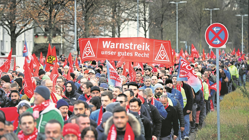 Volkswagen’in Hannover fabrikasında greve katılan işçiler (Fotoğraf: Getty Images)