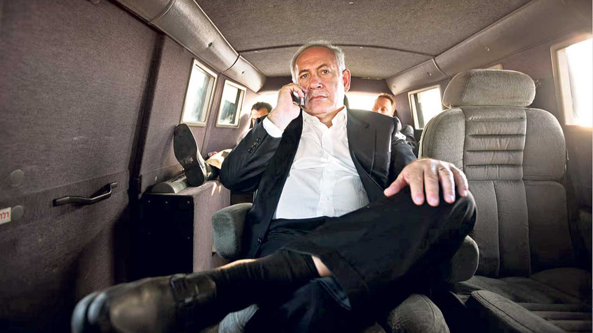 Bir soruya “Godfather” filminden alıntıladığı “Dostlarını yakınında tut ama düşmanlarını daha yakınında” cümlesiyle yanıt veren Netanyahu “Düşmanlarımız var. Ben onlara bazen yalan söylerim, onları aldatırım, sonunda kafalarına vururum” diyor.