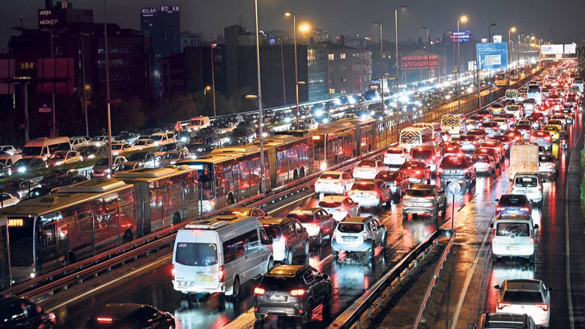 İstanbul'da mesai bitimi trafik yoğunluğu yüzde 83'e ulaştı