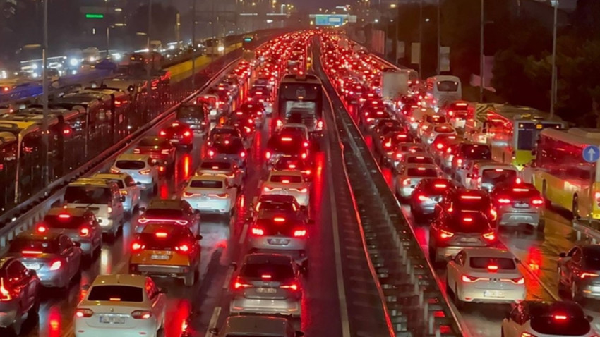 İstanbul'da trafik yoğunluğu yağışın da etkisiyle yüzde 85'e ulaştı