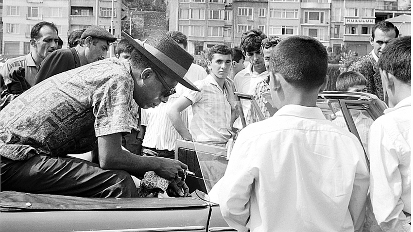 James Baldwin Boğaz feribotunda, Triumph Herald marka arabada otururken, © Sedat Pakay, Mellon Vakfı arşivinden.