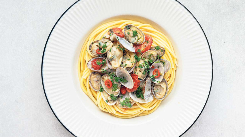 Vongole sos ile genelde spagetti, linguini gibi ince uzun makarnalar tercih edilir. Kum midyeleri tavada ısıyı görünce açılıverirler.