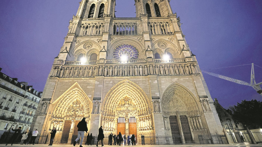 Notre Dame Katedrali'nin restorasyonuna katılanlara liyakat nişanı