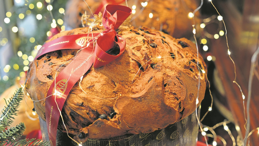 Panettone’nin içerisindeki kuru üzüm ve meyve şekeri parçaları bolluğu bereketi simgeliyor. Yerken bırakın üzerinize dökülsün...