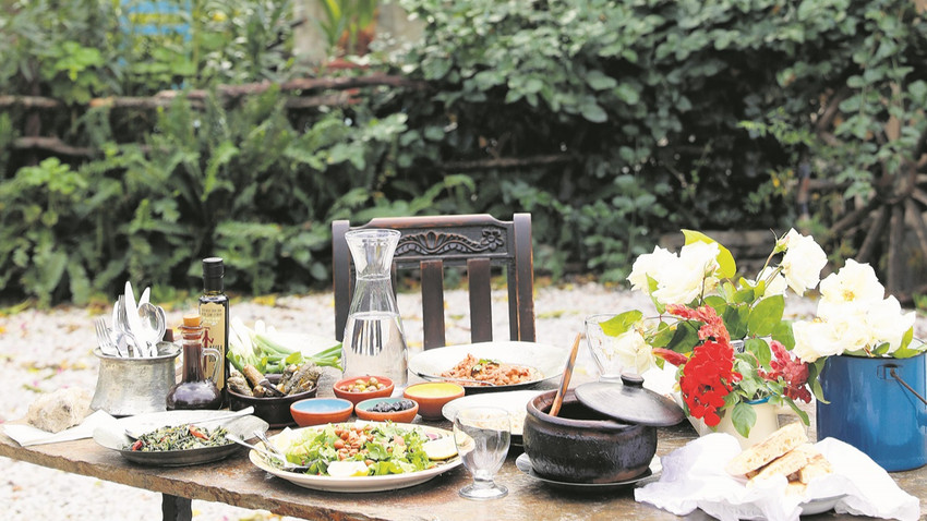 Sadece 10 odası olan pansiyon yılın 12 ayı açık. Ama mart, nisan, mayıs, ekim ve kasım ayları çok yoğun geçiyor, rezervasyon yapmak şart. Hatta yemek yemek için bile iki gün önceden rezervasyon kabul ediyorlar.