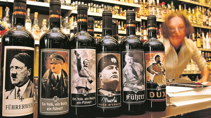 Venedik yakınlarında bir şarap evi… “Lunardelli” etiketli şişelerde Nazi lideri Adolf Hitler’in ve faşist diktatör Benito Mussolini’nin resimleri var. Alman hükümeti konuyla ilgili soruşturma talep etti (Fotoğraf: GIuseppe Cacace/Getty Images)