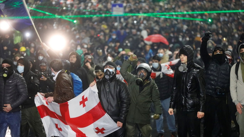 Gürcistan'da göstericilere maske ve lazer yasağı