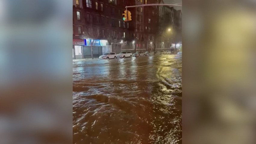 New York'ta patlayan su borusu sokakları sular altında bıraktı