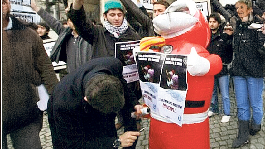 Murat Çokgezen: “Değişime karşı direnişte devleti kullanmayanlar her yılbaşı bir Noel Baba’ya saldırıyor.”