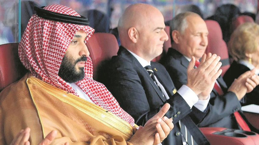 Veliaht Prens Muhammed Bin Selman, FIFA Başkanı Gianni Infantino ve Rusya lideri Vladimir Putin 2018 Dünya Kupası’nda. FIFA otokratların yönettiği ülkelere gitmekten çekinmiyor. (Fotoğraf: Getty Images)