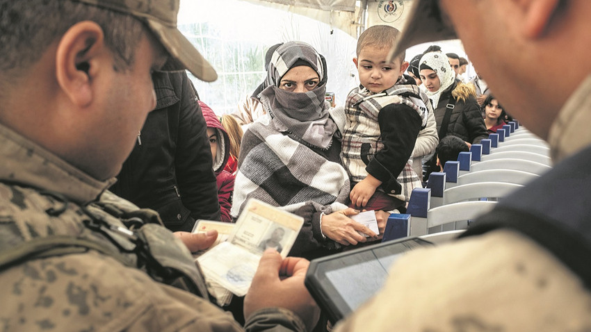 Hatay’daki Cilvegözü Sınır Kapısı’ndan Suriye’ye geri dönen bir göçmen aile. (Fotoğraf: Getty Images)