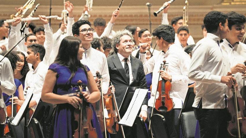 Dudamel, Venezuela Ulusal Çocuk Orkestrası’nın üyeleriyle Carnegie Hall’da. (Fotoğraf: Graham DickIe/The New York Times)