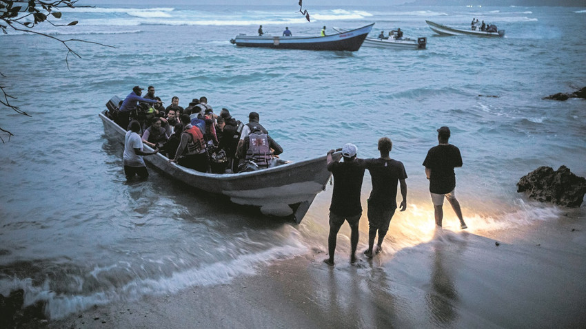 Kolombiya’nın sadece hava ve deniz yoluyla ulaşılabilen turistik Capurgana kasabasına gelen Afgan mülteciler. (Fotoğraf: Federico Rios/The New York Times)