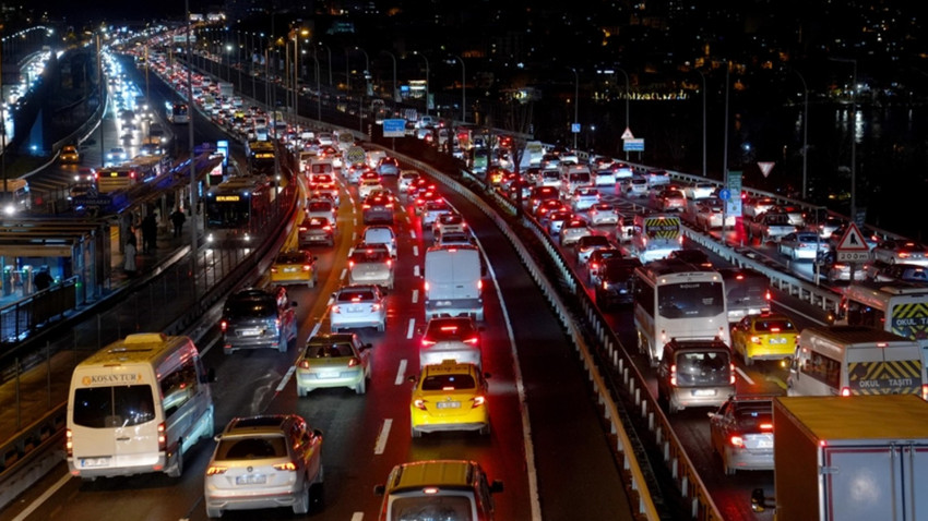 İstanbul'da haftanın son mesai gününde trafik yoğunluğu