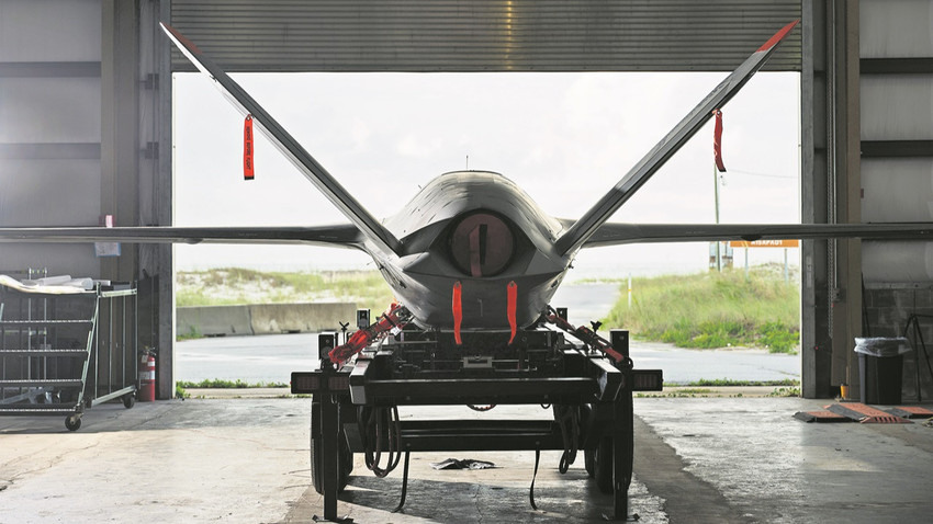 2023 yılında Florida’nın Walton Plajı yakınındaki Eglin Hava Kuvvetleri Üssü’ndeki Kratos XQ-58 insansız hava savaş aracı görülüyor. (Fotoğraf: Edmund D. Fountain/The New York Times)