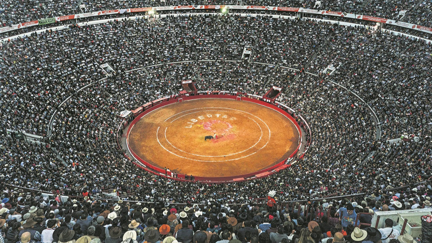 Dünyanın en büyük boğa güreşi arenası La Plaza México’nun yeniden açılışında milyonlar Mexico City’deki stadyumu doldurdu. (Luis Antonio Rojas/The New York Times)