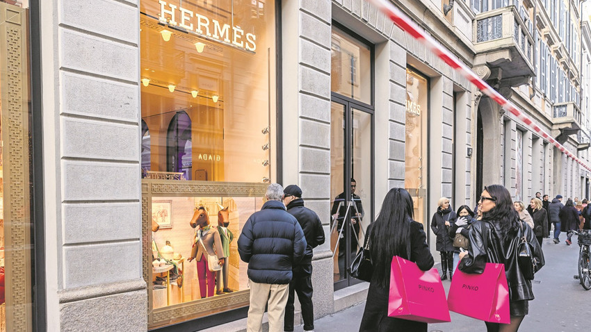 Hermès, fırtınayı atlatan birkaç büyük oyuncudan biri oldu. Şirketin sağlam büyümesi, zenginlerin kendilerine sunulan şeyin değerini gördüklerinde hâlâ harcama yapmaya istekli olduklarına işaret ediyor.(Fotoğraf: Getty Images)