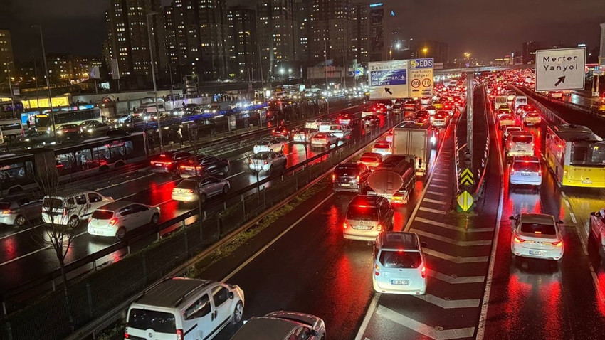 Yağmur İstanbul trafiğini kilitledi: Yoğunluk yüzde 90'a ulaştı