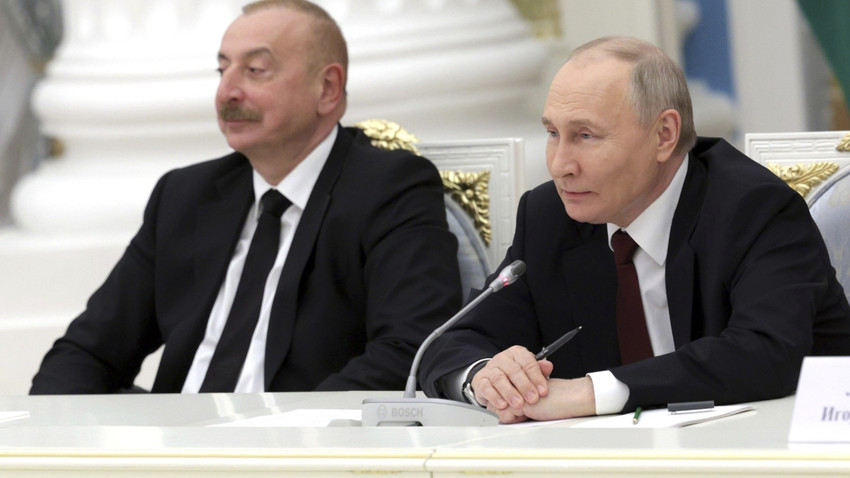 Rusya Devlet Başkanı Vladimir Putin, Azerbaycan Cumhurbaşkanı Ilham Aliyev Baykal-Amur demir yolu hattının (BAM) inşaatına başlanmasının 50'nci yıl dönümü dolayısıyla düzenlenen bir törende Kremlin Sarayı’nda. 22 Nis 2024