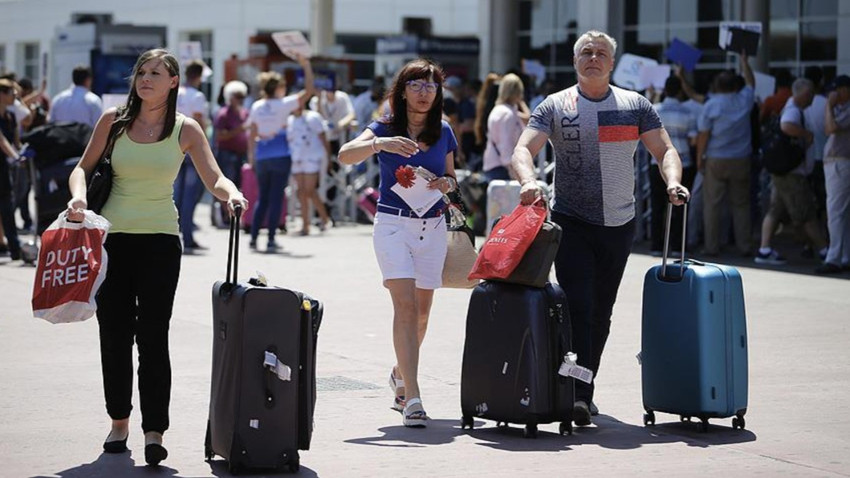 Azerbaycan'dan Rusya kararı: Rus vatandaşlarının Azerbaycan'da kalış süresi 90 güne indirildi