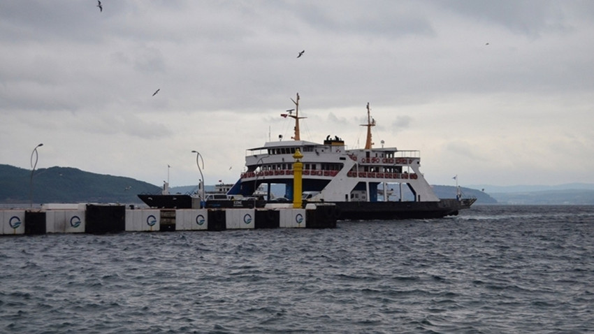 Çanakkale'de fırtına nedeniyle bazı feribot seferleri iptal edildi