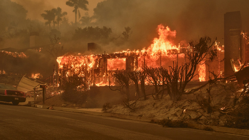 Los Angeles’ın Pacific Palisades semtinde yangın bir evi yok etti - Philip Cheung/The New York Times