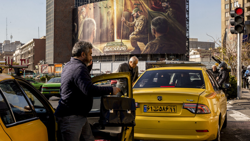 Tahran’da bir taksi durağının yakınında Hizbullah’ı destekleyen bir billboard (Arash Khamooshi / NYT)