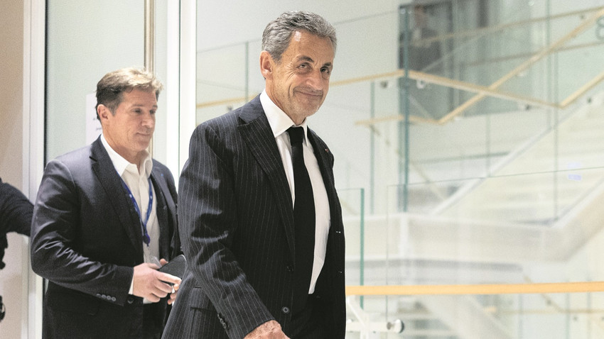 Sarkozy mahkemede hakkındaki suçlamaları red etti.