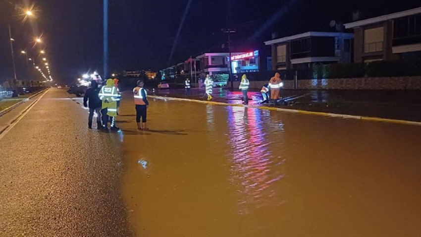 Balıkesir-Çanakkale kara yolu yağış ve yamaçlardan akan su nedeniyle kısmen kapandı