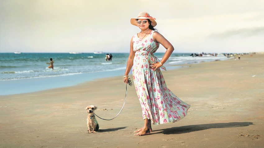 Küçük Köpekli Kadın, Goa, Hindistan
